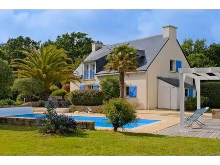 propriété avec piscine et jardin paysager
