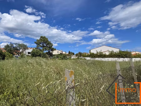terrain constructible de 773m2.