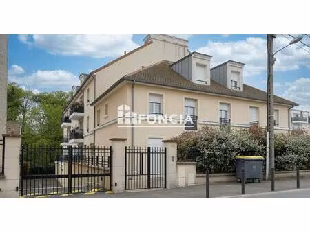melun: studio avec grande terrasse plus place de parking en sous-sol– gare de melun à 5 mi