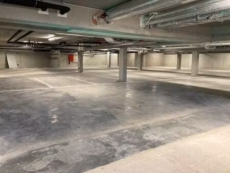 parking moto à louer dans le centre de dilbeek