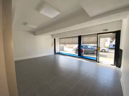 saint etienne du bois ! local commercial de 48 m2 ! prix : 9