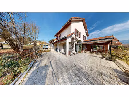 charmante maison  deux garages et grand terrain sur bregnier cordon