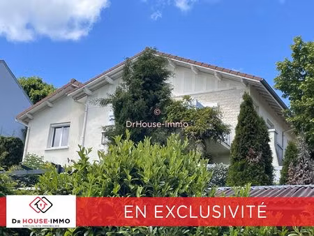 maison vue degagee sur un grand terrain avec piscine