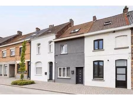maison chaleureuse avec jardin et accès arrière