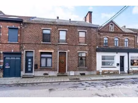maison 2 façades en bon état général !