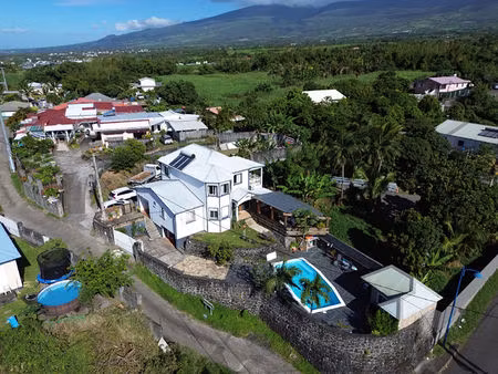 villa de standing 4 pièces avec vue mer  piscine et dépendance à saint-benoît