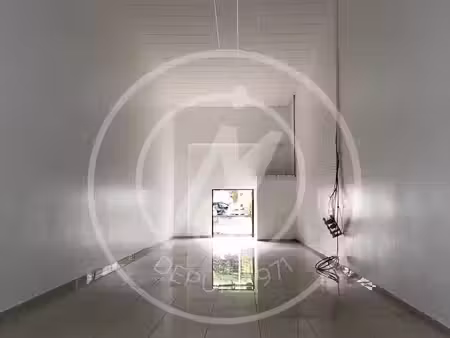 à louer 112 m2 local commercial à jarry - 2 016€ ht hc