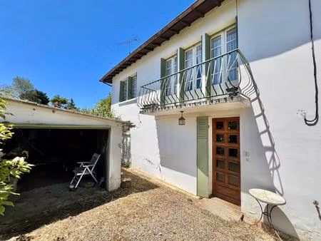 maison mitoyenne d’un côté de 117m²  idéalement située au cœur de la ville d’eauze.