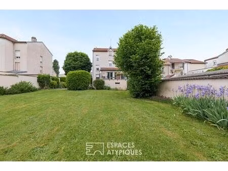 maison de ville années 30 et son écrin de verdure