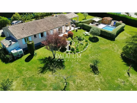 belle maison plain pied nichée au coeur d'une vaste terrain arb