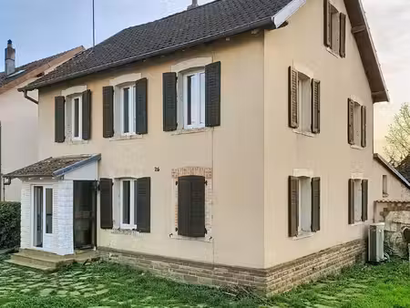 au calme et dans un environnement verdoyant  maison familiale de 132 m² sur un vaste un te