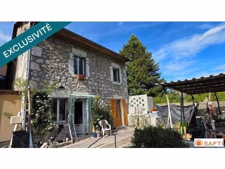 maison en pierre avec cachet en bord de rivière