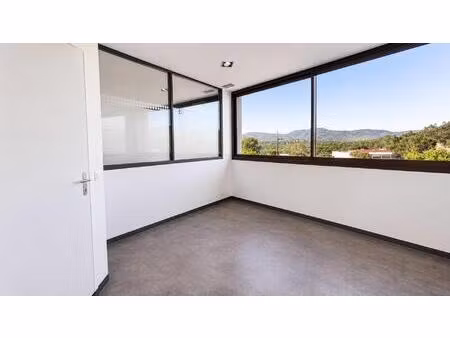 local pro 10 m² indépendant dans complexe de 124m²