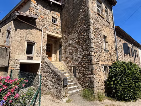 plats : charmante maison en pierres au coeur du village