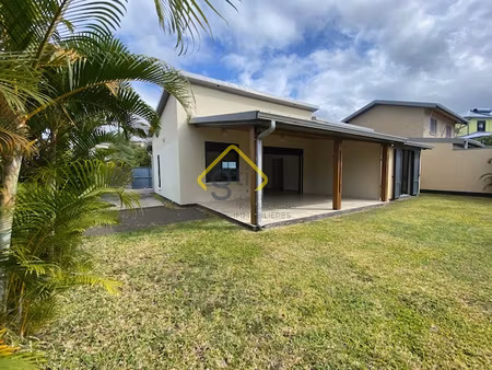 agreable villa f4 a louer a sainte suzanne