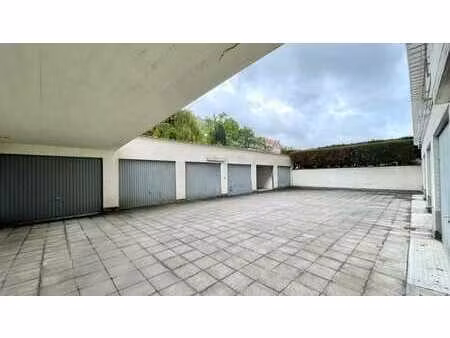 tomberg : garage box en cour arriere