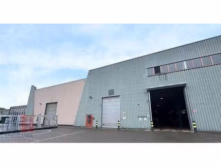 bâtiment d’entreprise polyvalent avec bureaux et entrepôt...