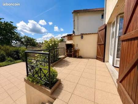 volumes généreux 225m2  jardin arboré et 6 chambres
