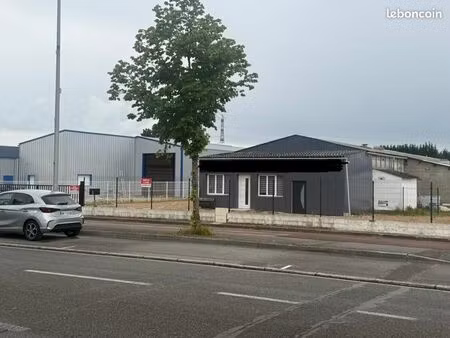 à louer : parc automobile / terrain commercial avec bureau – emplacement stratégique ◊