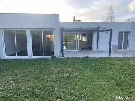 emplacement exceptionnel pour cette maison rénovée de 130m2 située au sein de la résidence