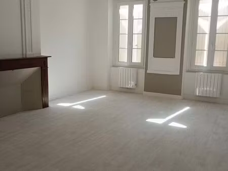 grand appartement au 1er étage à castillonnès
