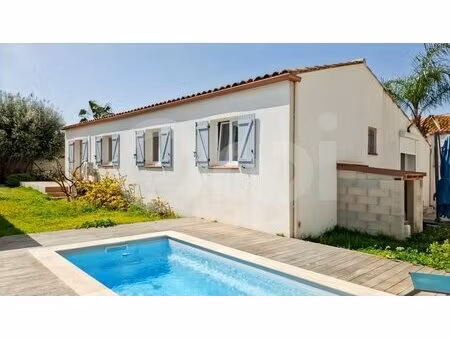 à vendre à la crau maison 3 chambres de plain-pied avec piscine