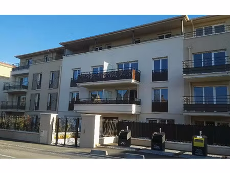 location appartement  m² t-2 à brie-comte-robert  1 055 €