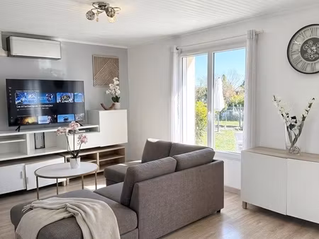 maison individuelle avec large piscine et grand jardin