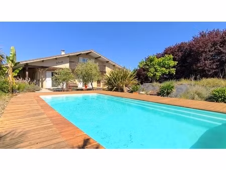maison familiale avec piscine  bodega et art de vivre à renung (40)