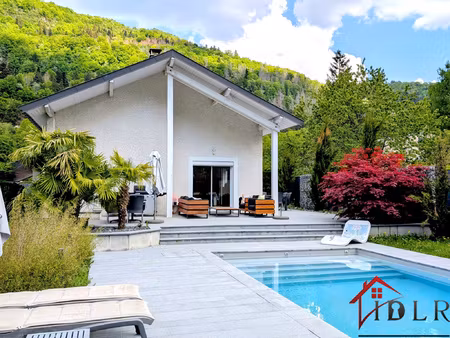 villa rénovée avec 4 chambres et piscine extérieure