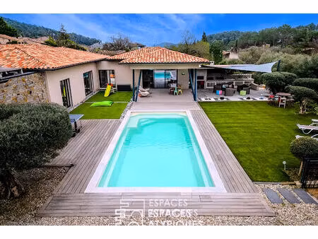 villa contemporaine de plain-pied avec piscine et vue dominante