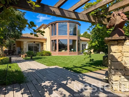 villa d'architecte de plus de 220 m² avec studio indépendant  suite parentale et jardin sa