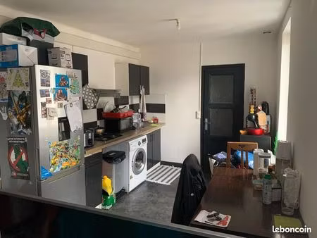 appartement t2 rénové avec terrasse  à proximité écoles et commerces