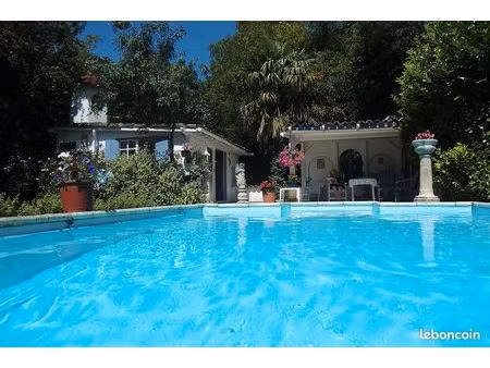 villa à louer à long terme avec piscine et parking pour 6 voitures