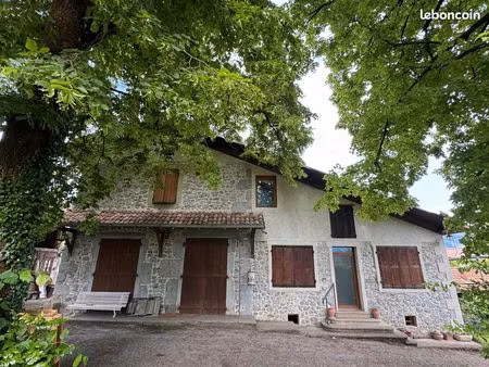 location charmante maison en pierre dans corps de ferme