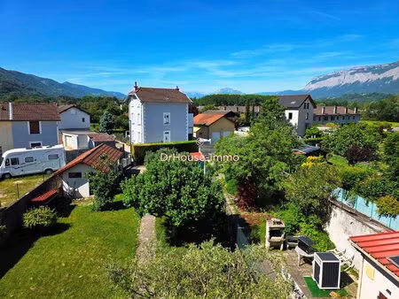 charmante maison de village de 130 m² habitable avec jardin arboré.