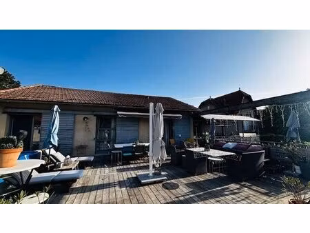 ensemble immobilier-appartement loft 140m² terrasses 240m² 3 locaux professionnels 1 cour.