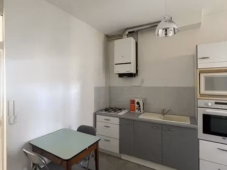 ref 12800- 24 rue chaussade - f2 au 1er étage côté rue