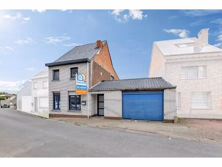 te renoveren woning met 3 slaapkamers en garage