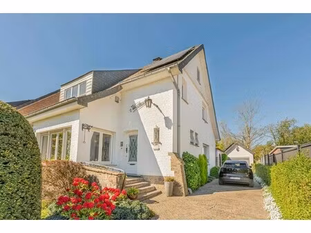 charmante villa met 4 slaapkamers romantische tuin en garage