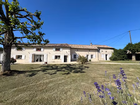 ancien corps de ferme de 227m² avec dépendances brux à proximité de couhé