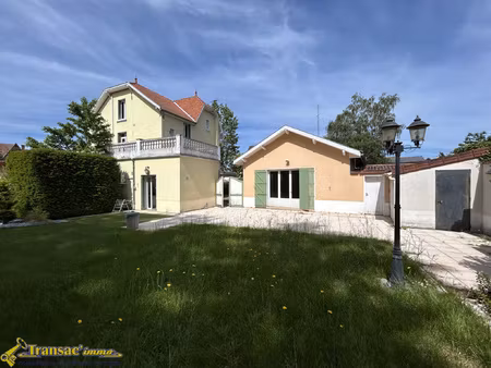 maison 9 pièces 223m2 avec piscine et dépendances