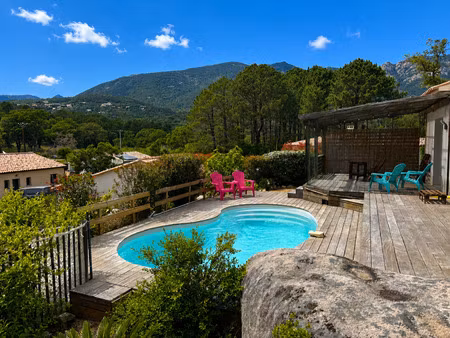 charmante villa avec 3 chambres et piscine située dans un pe
