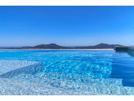 villa récente avec vue panoramique sur la mer