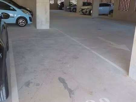 place de stationnement parking au rez-de-chaussée