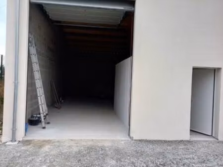 garage neuf à louer 100m² de surface + sanitaire - saint sylvain d 'anjou- 750/mois