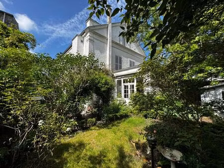 au coeur de fontainebleau  maison 213m² sur un terrain de 325m²  une place de parking couv