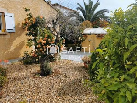 charmante maison 3 chambres offrant un vaste salon convivial et une belle véranda pour pro