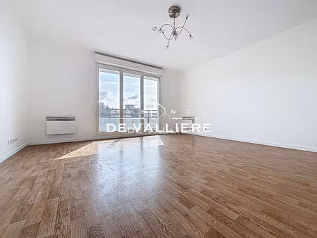 3 pièces renove de 60 m² avec balcon et parking / nanterre place de la boule