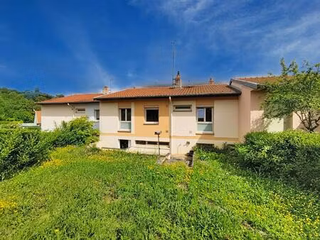 un maison offrant un beau potentiel